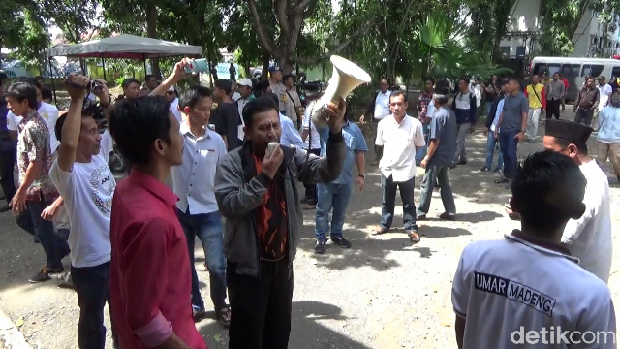 Massa beraksi di depan kantor KPUD Bone.