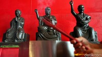 Seperti tahun-tahun sebelumnya, vihara bagi umat Tridarma yang juga dikenal dengan nama Kim Tek Le ini selalu dipadati oleh masyarakat Tionghoa yang hendak beribadah.