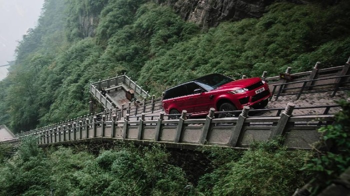 Range Rover Sport PHEV Taklukkan 999 Anak Tangga Menuju Gerbang Surga