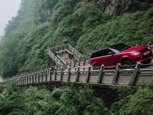 Range Rover Posting Ulang Nanjak 999 Anak Tangga dengan Mudah, di Tempat Chery Gagal