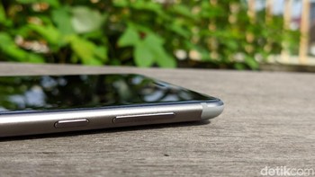 Sisi kanan bodi terdapat tombol power dan pengaturan volume. Foto: Adi Fida Rahman/detikINET