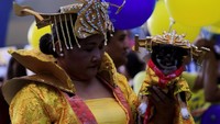 Seorang perempuan di Filipina mendandani anjingnya dengan cheongsam saat perayaan Imlek di Metro Manila