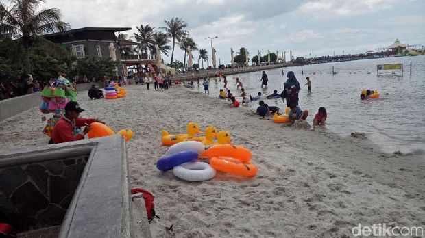  Suasana pantai di Ancol saat libur Imlek, Jumat (16/2/2018)