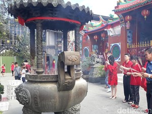 Umat Konghucu di Bandung Khuysuk Ibadah Imlek