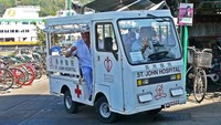 Tempatnya di Pulau Cheung Chau Hongkong, di sini terdapat banyak mobil pedesaan. Bedanya di sini mobil desa pun bisa digunakan untuk mobil ambulans. Istimewa/Industrialhistoryhk.