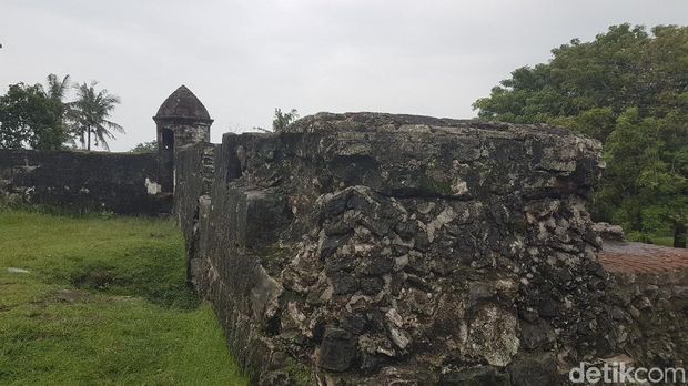 Sisa Benteng Speelwijk karya Cakradana. Dibuat menggunakan batu karang dan kapur.