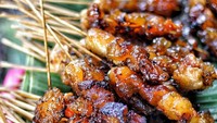 The best satay in town! Sate kere ini bisa kamu cicip di Pasar Beringharjo sisi selatan sebelah penjual jenang. Harganya Rp 2.500, buka pukul 09.00 sampai habis. Foto: Instagram jogjabikinlaper
