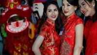 Perempuan di Thailand ini tersenyum manis saat menyambut wisatawan di Bandara Don Mueang, Bangkok.