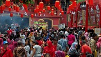 Wisatawan memadati kompleks Kelenteng Sam Poo Kong, di Semarang, Jawa Tengah, Jumat (16/2). Tempat ibadah umat Tridarma tersebut menjadi salah satu destinasi wisata yang diminati wisatawan saat liburan Tahun Baru Imlek