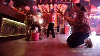 Warga bersembahyang di Vihara Dhanagun, Bogor, Jawa Barat, Jumat (16/2/2018).