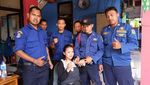 Aksi Petugas Damkar Lepas Cincin Nyangkut Pakai Sabun