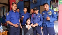 Tim damkar di antaranya Feri dan Setyo bersama Anna setelah cincinnya berhasil dilepas.