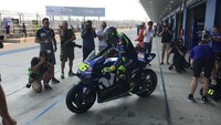 Bintang tim MotoGP Yamaha, Valentino Rossi, tentu saja mengikuti tes ini. Di hari pertama tes MotoGP Thailand, ia menempati peringkat delapan dalam daftar waktu tercepat. (Foto: Twitter @MotoGP)