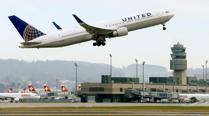 FILE PHOTO: A United Airlines Boeing 767-322(ER) aircraft takes off from Zurich Airport January 9, 2018.   REUTERS/Arnd Wiegmann/File Photo                               GLOBAL BUSINESS WEEK AHEAD.   SEARCH GLOBAL BUSINESS 22 JAN FOR ALL IMAGES