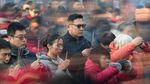 Imlek di China, Warga Berbondong-bondong Berdoa di Kuil
