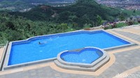 Bukan hanya dapat digunakan untuk masuk ke dalam pesawat, tiket tambahan tersebut sekaligus dapat digunakan untuk berenang di kolam renang yang memiliki lanskap pemandangan Gunung Sadu Soreang dan hamparan pemukiman di wilayah Bandung Selatan. (Wisma Putra/detikTravel)