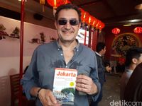 Giom dan buku panduan wisata Jakarta.