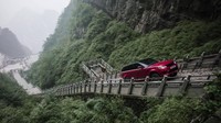 Range Rover Sport P400e dikendalikan oleh pebalap profesional, Ho-Pin Tung untuk menaklukkan tantangan ini.  Foto: Land Rover