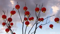 Ancol juga menyediakan pohon yang dihias lampion untuk spot foto pengunjung.
