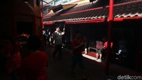 Warga Tionghoa terus berdatangan untuk sembahyang di vihara tersebut.