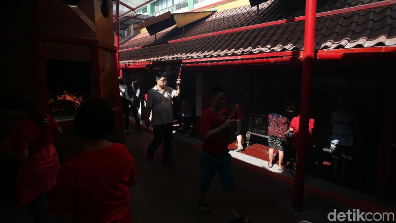 Jelang Imlek, Polisi Sterilisasi dan Jaga Vihara di Jakbar Jelang Imlek, Polisi Sterilisasi dan Jaga Vihara di Jakbar