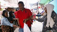 Mereka menengadahkan tangan setiap ada pengunjung klenteng yang melintas.