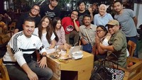 Bersama penulis novel Dilan 1990, Pidi Baiq, Vanesha menikmati kuliah malam sambil ditemani makanan enak. Terimakasiii ayah kuliah malamnya kalo kata kakak @sysiio, tulis Vanesha. Foto: Instagram vaneshaas
