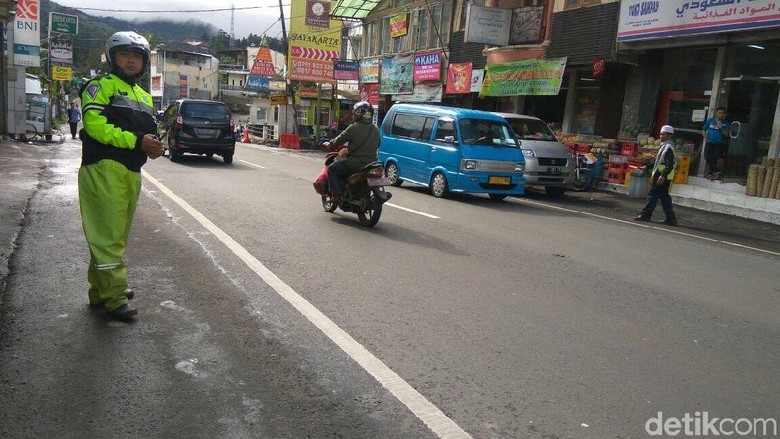 Siang Ini, Jalur Puncak Dibuka untuk Uji Coba Pasca-longsor Siang Ini, Jalur Puncak Dibuka untuk Uji Coba Pasca-longsor