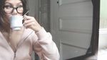 Lihat Cantiknya Pose Vanesha Milea Saat Sedang Menyeruput Teh dan Jus
