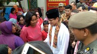 Sandi sekitar 30 menit berada di dalam Vihara Dharma Bhakti. Dia berkeliling dan diberi tahu soal sejarah vihara tertua di Jakarta ini.