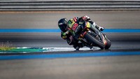 Tes pramusim Thailand juga menjadi kesempatan rider muda unjuk gigi. Seperti aksi Hafizh Syahrin, pebalap Malaysia yang menjadi test rider tim Monster Tech3 (Foto: Twitter @Tech3Racing)