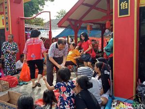 Foto: Berbagi Angpao Saat Imlek di Vihara Bahtera Bhakti Ancol