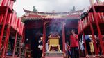 Momen Warga Tionghoa Khusyuk Berdoa untuk Rayakan Imlek