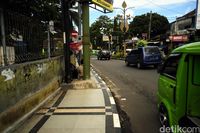 Tiang Reklame Blokade Trotoar Ramah Disabilitas di Jalan Renata