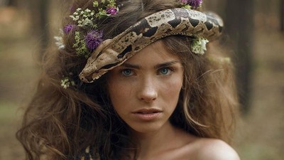 Tanpa Editan! Model Cantik Berpose dengan Ular Hingga Harimau