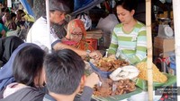 Kalau mau sarapan lebih kenyang, kamu juga bisa mampir ke Pecel Lontong Mbak Sri Cilik. Pecelnya dibuat dengan berbagai macam sayuran seperti daun pepaya, bayam dan bunga turi. Enak dinikmati dengan lontong.  Foto: Istimewa