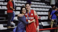Kedekatan mereka terekam saat momen Mikha Tambayong menyaksikan Daniel Wenas bertanding basket. Foto: Instagram @danielwenas