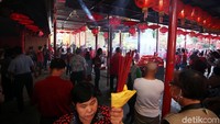 Di dalam vihara maupun tenda dipadati warga Tionghoa.