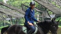 Selain itu, pebasket dengan tinggi badan 190 cm itu beberapa kali juga berkuda. Foto: Instagram @danielwenas
