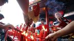 Rayakan Imlek, Warga Tionghoa Datangi Vihara Petak Sembilan