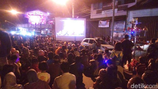 Pesta Kembang Api Akhiri Perayaan Imlek di Kelenteng Hok Tik Bio