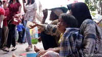 Sebagian dari mereka mengajak anaknya.