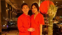 Sementara gelandang Persib Bandung Kim Kurniawan merayakan imlek dengan makan malam bersama pasangannya, Elisa Novia. Duh romantisnya! (Foto: Instagram @kimkurniawan)