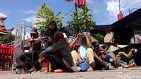 Mereka berpanas-panasan demi untuk mendapatkan angpao.