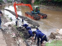 Retakan jalan di Kampung Berlan makin parah