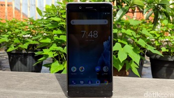 Layar ponsel ini berukuran 5,3 inch. Foto: Adi Fida Rahman/detikINET