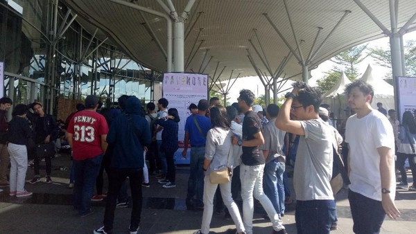 Terbang dari Jepang, Penonton Ini Kecewa Paramore Batal Konser Terbang dari Jepang, Penonton Ini Kecewa Paramore Batal Konser