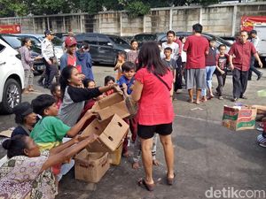 Bermodal Kardus, Warga Ramai Minta Angpao di Vihara Ancol