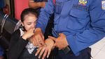 Aksi Petugas Damkar Lepas Cincin Nyangkut Pakai Sabun