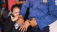 Petugas melepas cincin itu dari jari dengan sabun. Cincin pun bisa lepas dengan utuh.